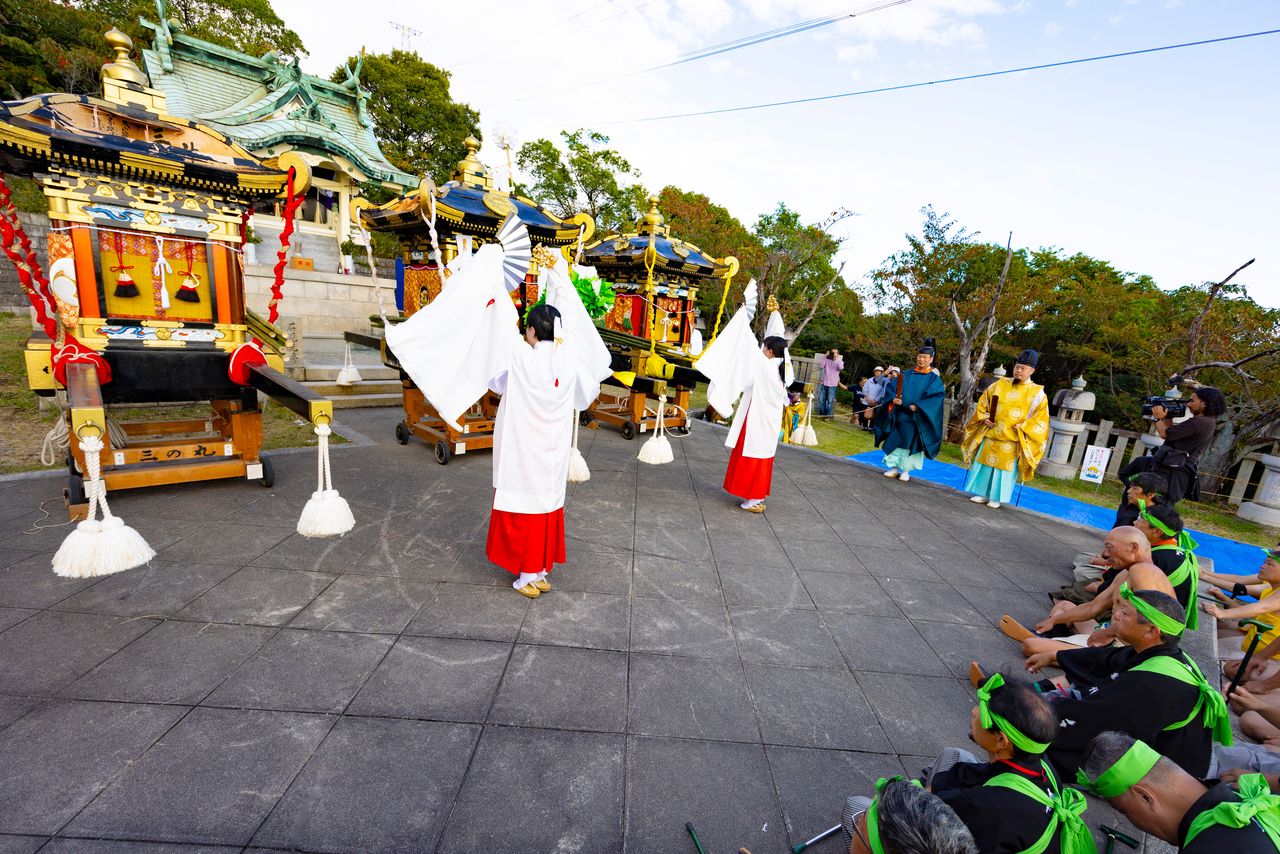 Les mikoshi endommagés arrivent au sanctuaire d’Otabiyama où les prêtresses dansent pour les purifier .