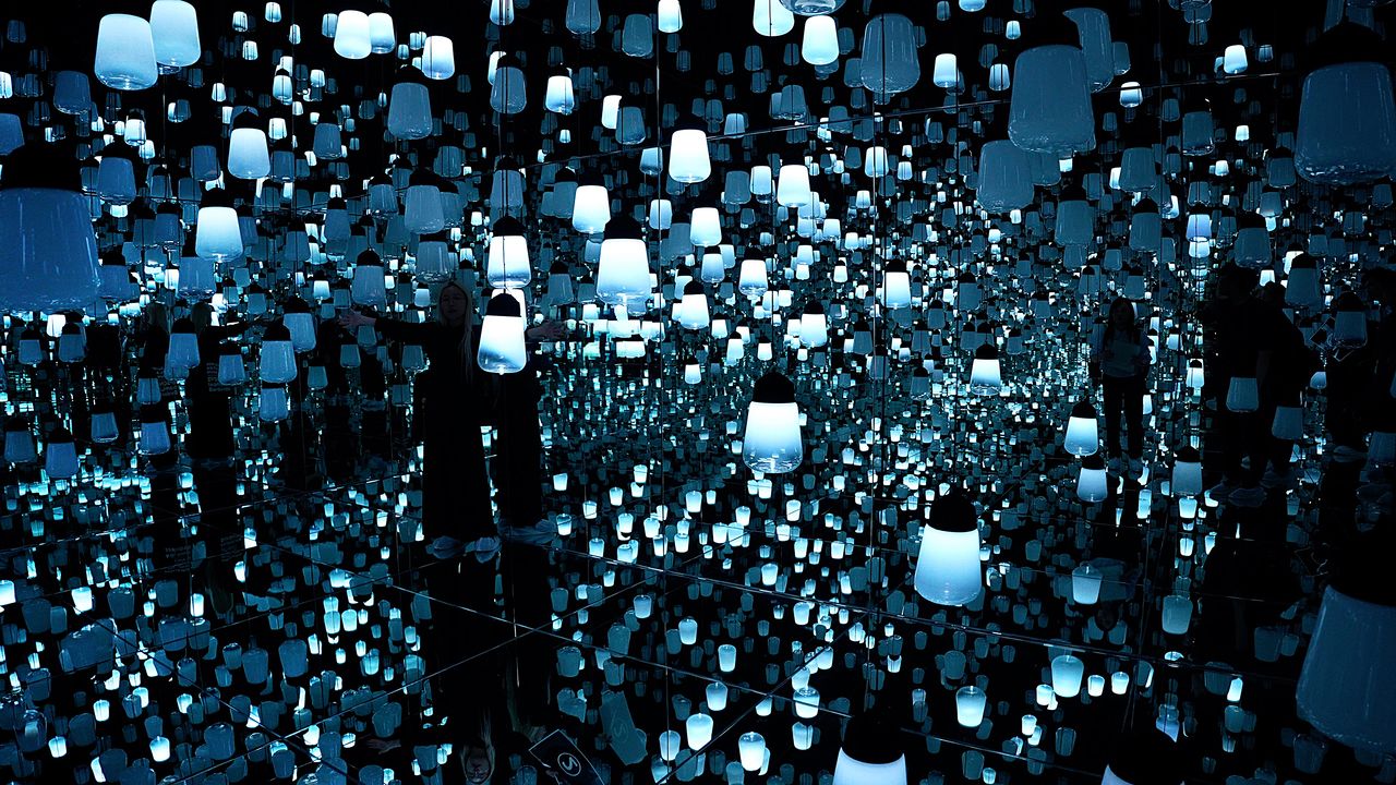 « La forêt des lampes résonnantes », inspirée des saisons et du feu, change de couleur au gré des mouvements humains.