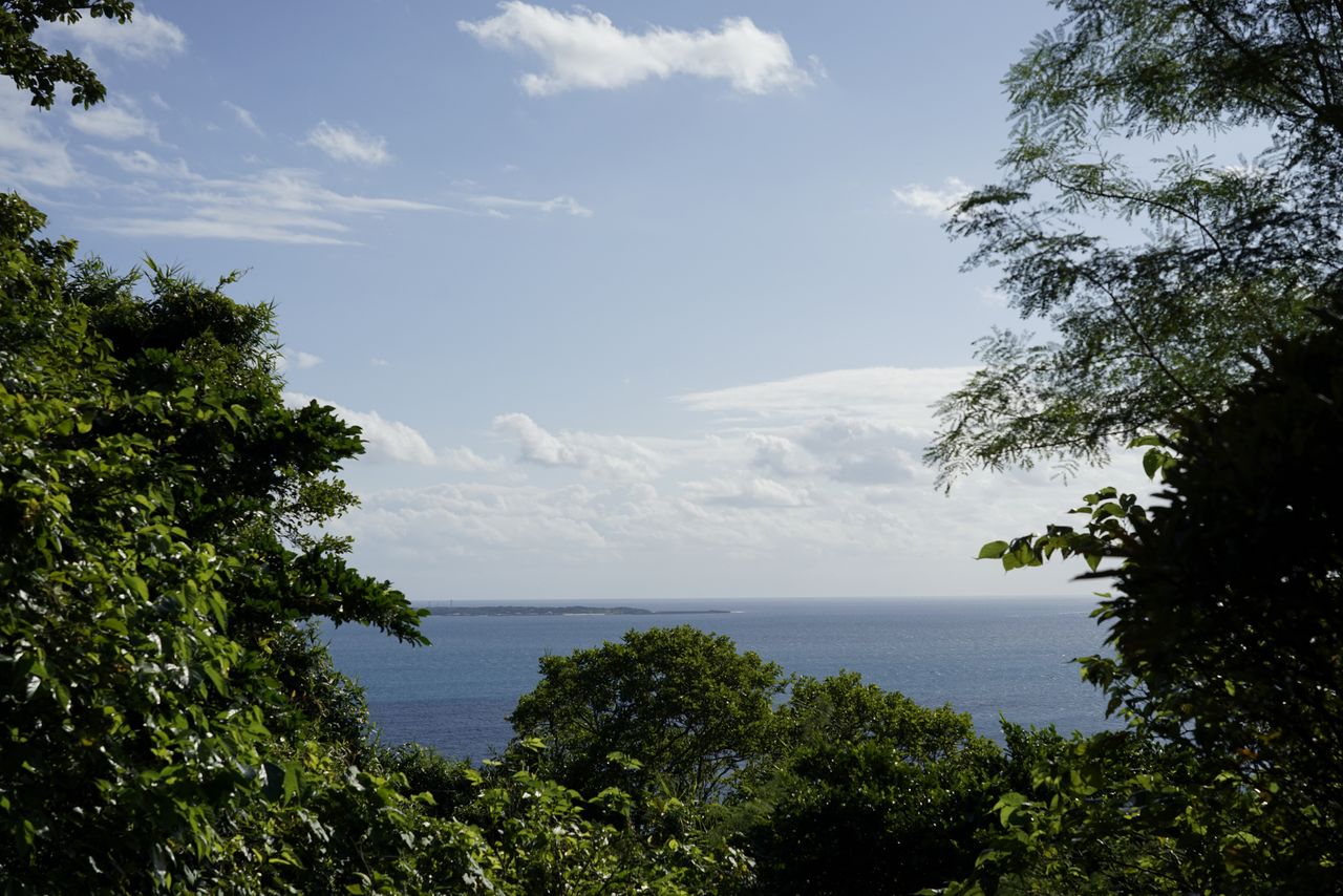 Depuis le Sêfa Utaki, on priait en direction de Kudaka-jima, là où la déesse ancestrale serait descendue sur terre pour la première fois.