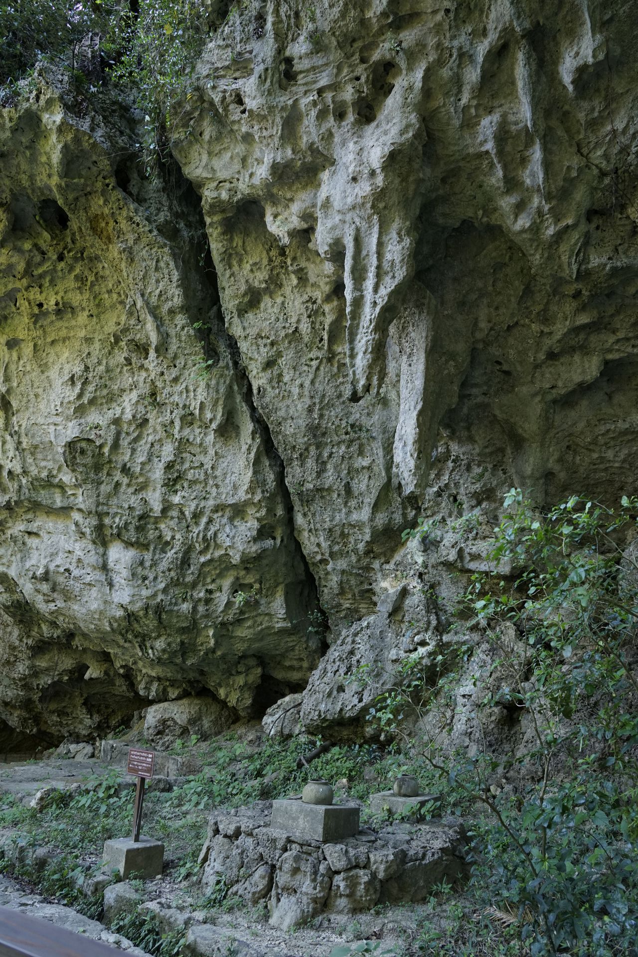 Devant le Sangûi, l’eau sacrée s’écoule de deux stalactites dans des jarres, elles-mêmes objets de vénération.
