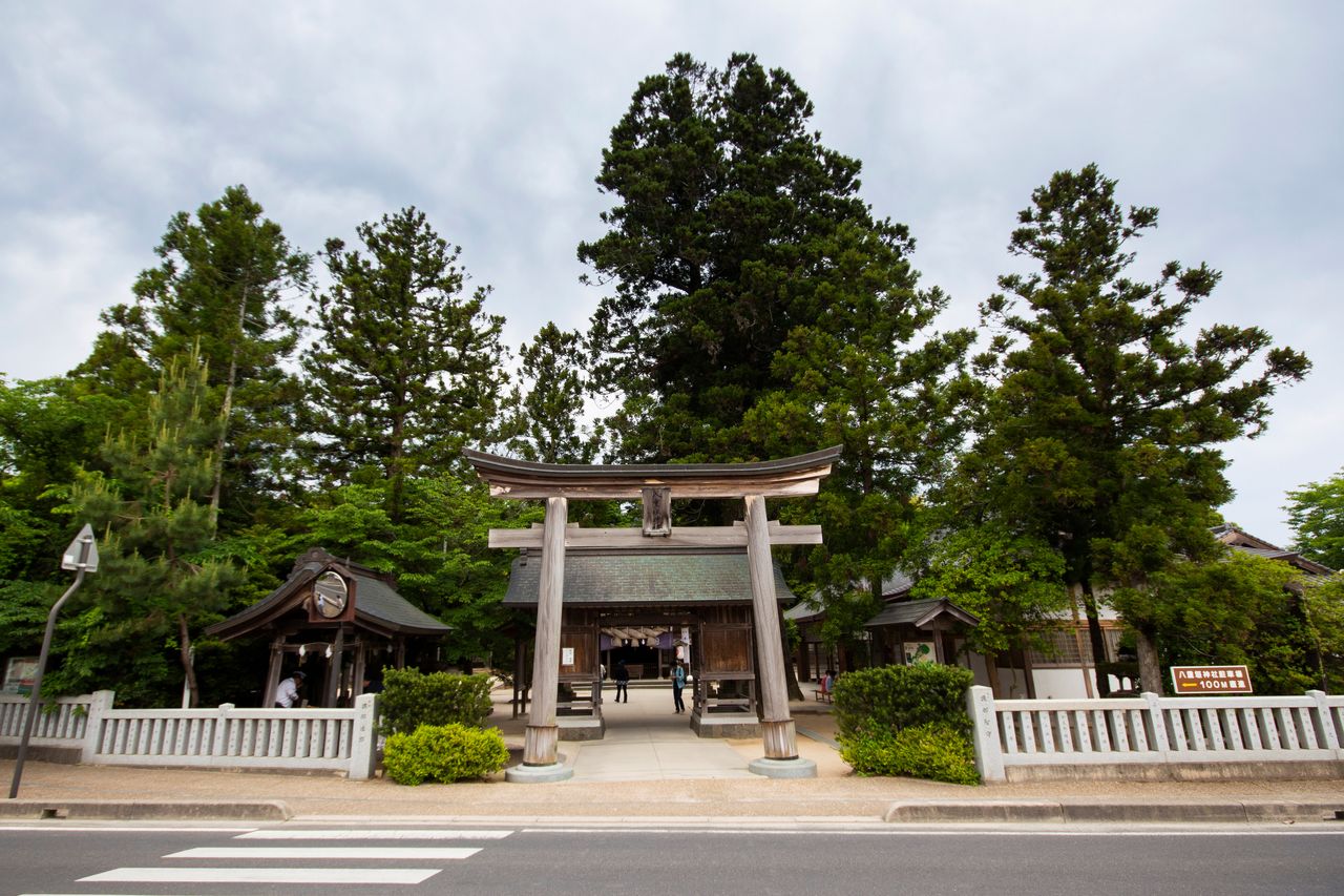 La porte Zuishin, l’entrée principale du sanctuaire, est visible au-delà du portique (torii).