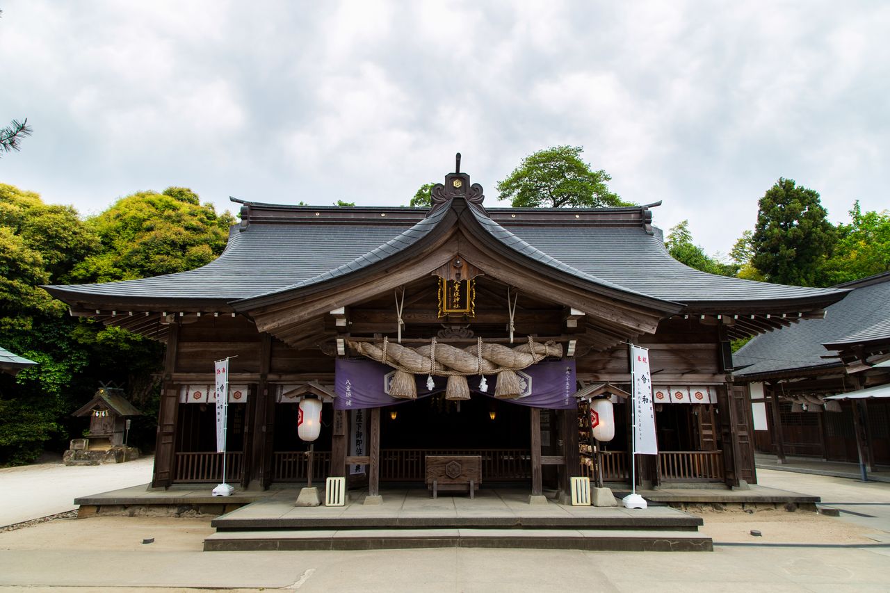 Une corde sacrée shimenawa orne le pavillon principal.