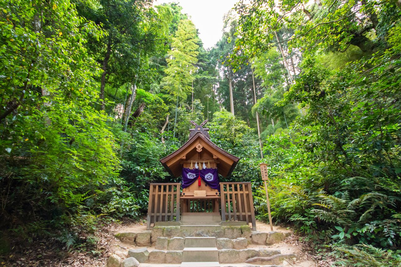 Le petit sanctuaire Ame no kagami, dédié à la princesse Inata, veille sur l’étang et ses visiteurs