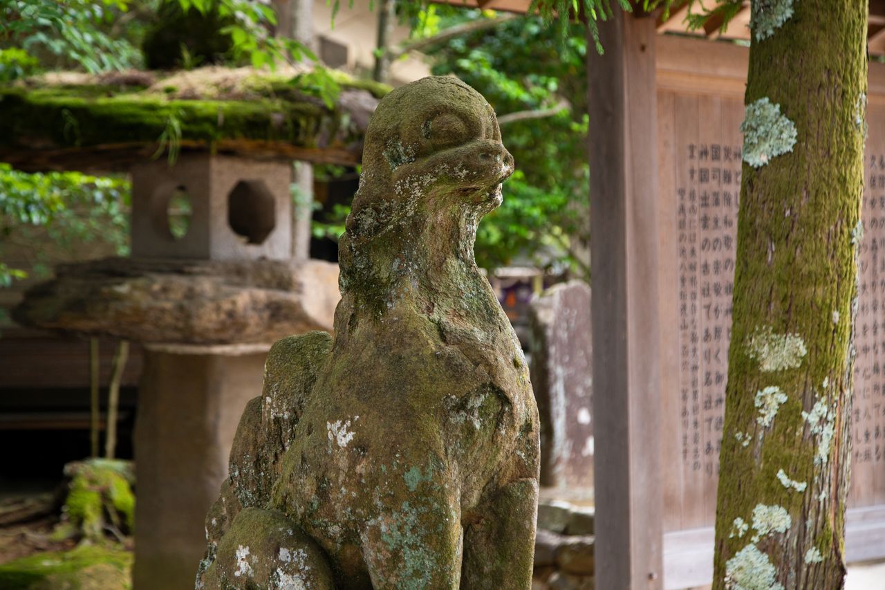 Une statue komainu : une sorte de chien-lion gardien sculpté en grès.
