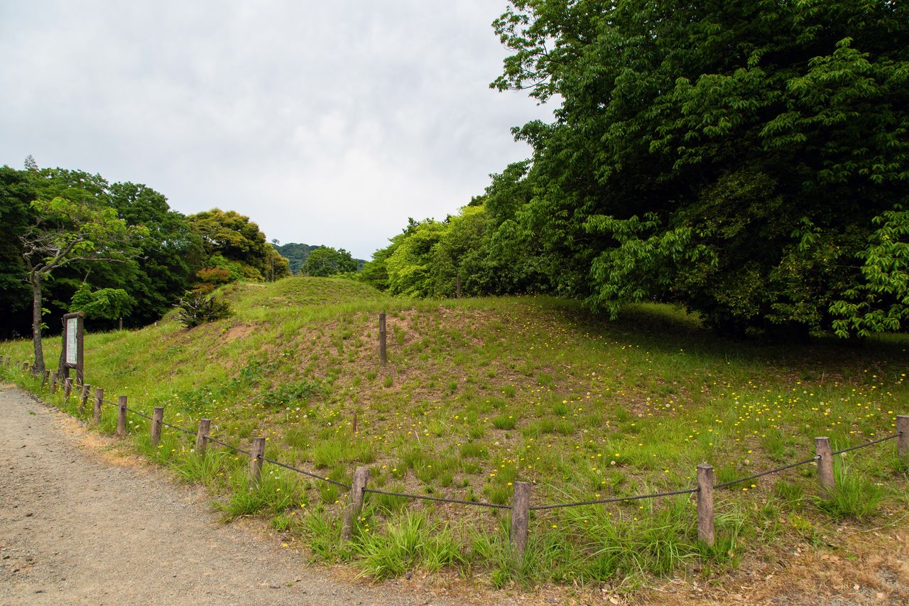 Un monticule funéraire à Yakumo tatsu Fudoki no oka. De nombreuses reliques ont été trouvées dans la région.