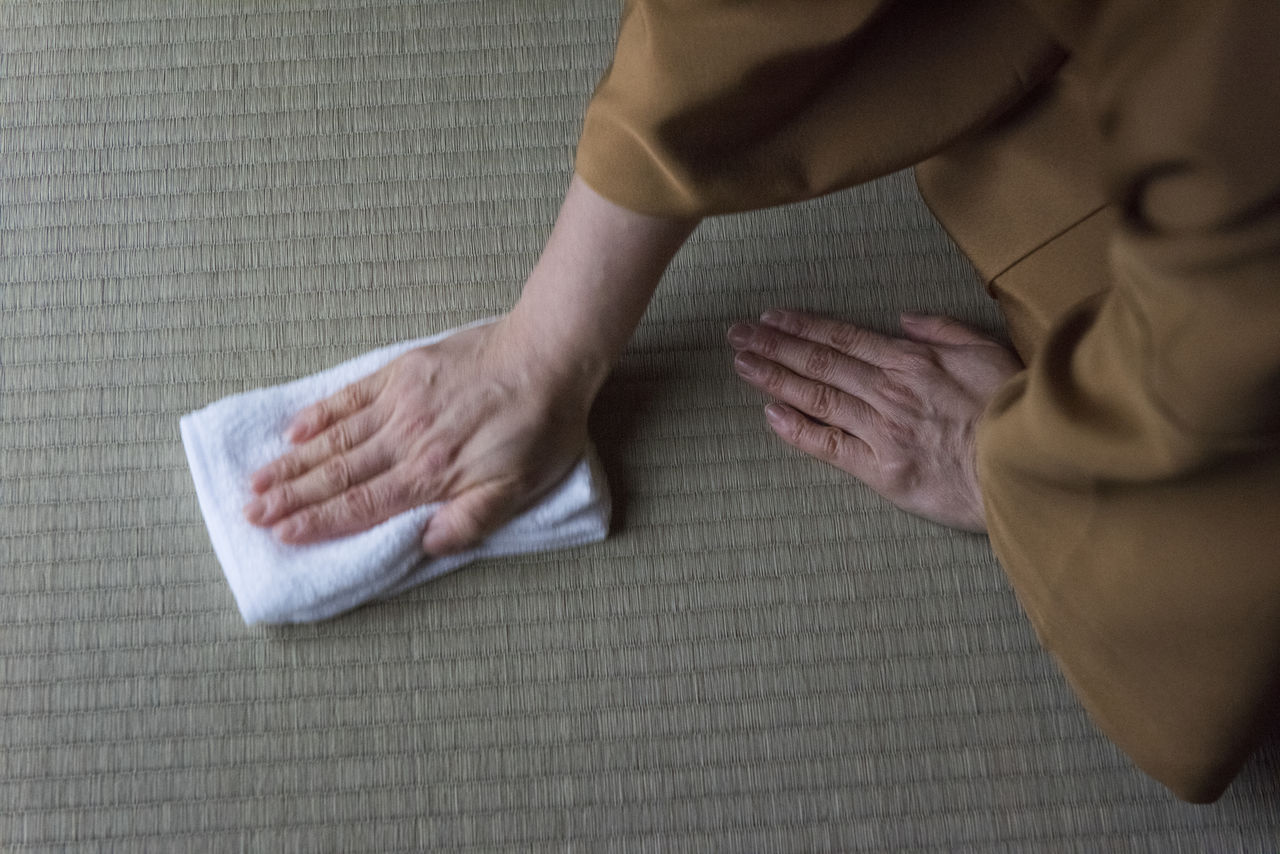 Les nombreux passages d’un chiffon sec permettent d’obtenir un tatami d’une propreté irréprochable.