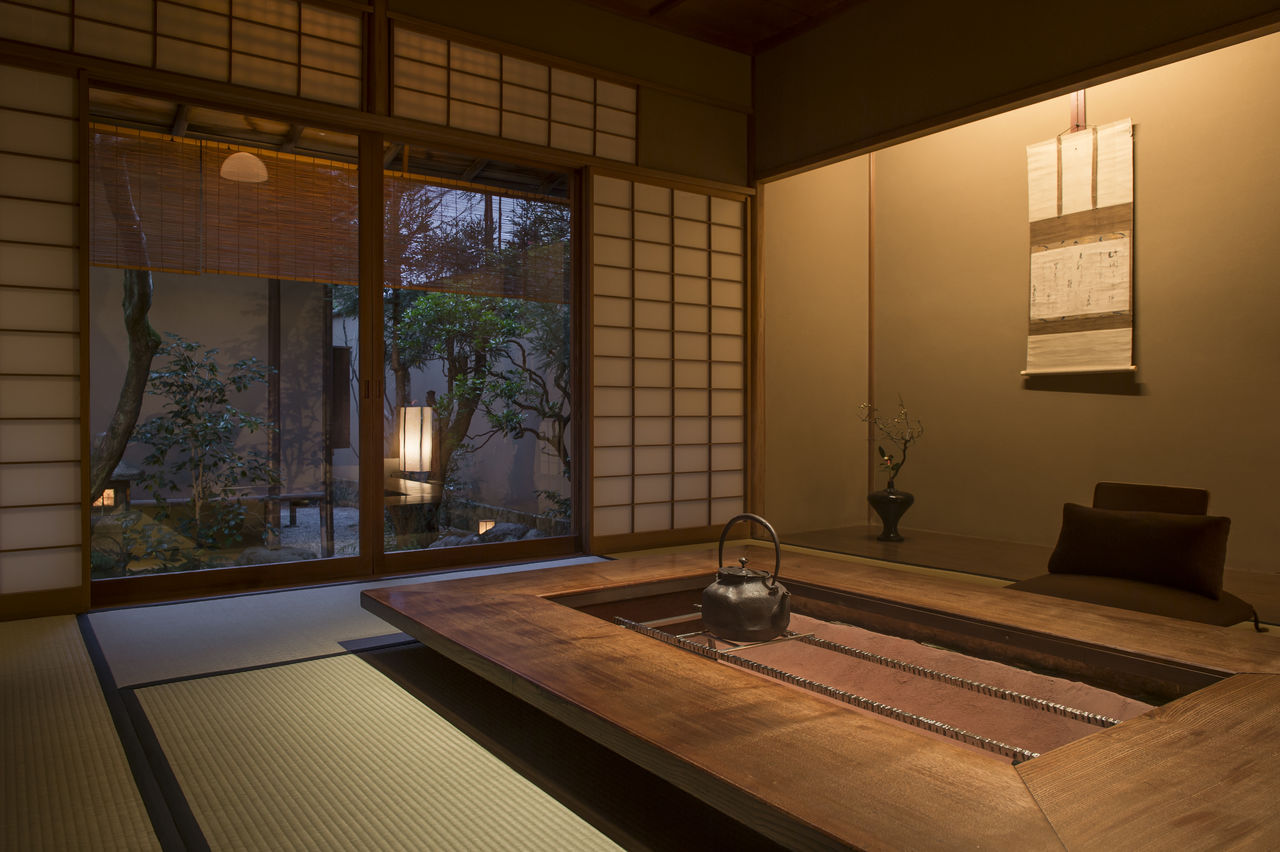 Un foyer traditionnel irori, pièce maîtresse de cette salle à manger de style japonais.