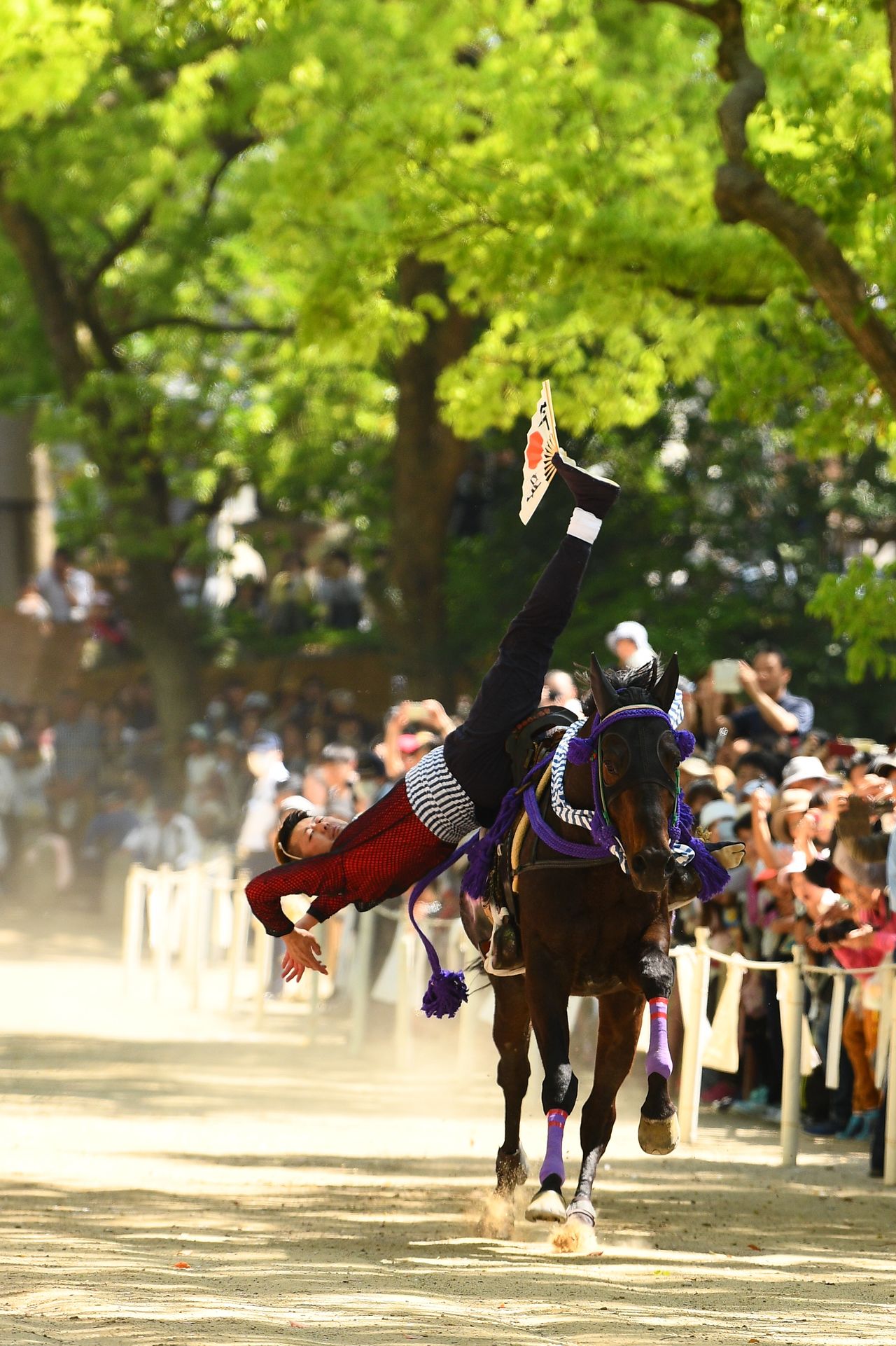 Un cavalier accomplit des manœuvres de voltige dans le cadre du rite de kakeuma. (Avec l’aimable autorisation de Kyoto Design)