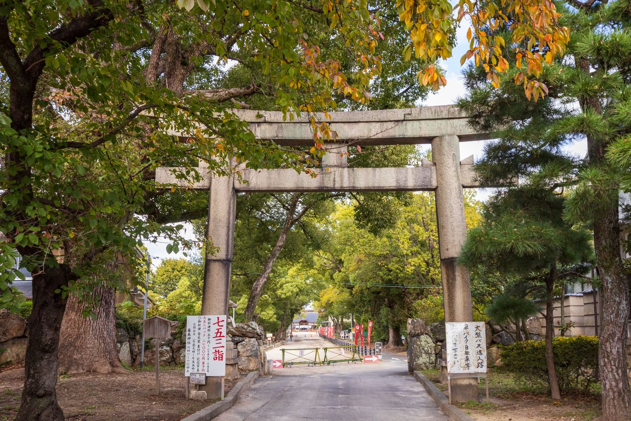Les présentations montées se tiennent dans l’allée qui mène au sanctuaire. (© Nippon.com)