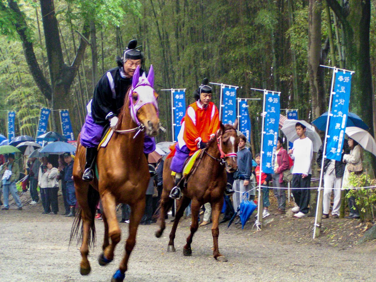 Les courses se déroulent sur un couloir long de 400 mètres au sein du sanctuaire. (© Office du tourisme de Biwa)