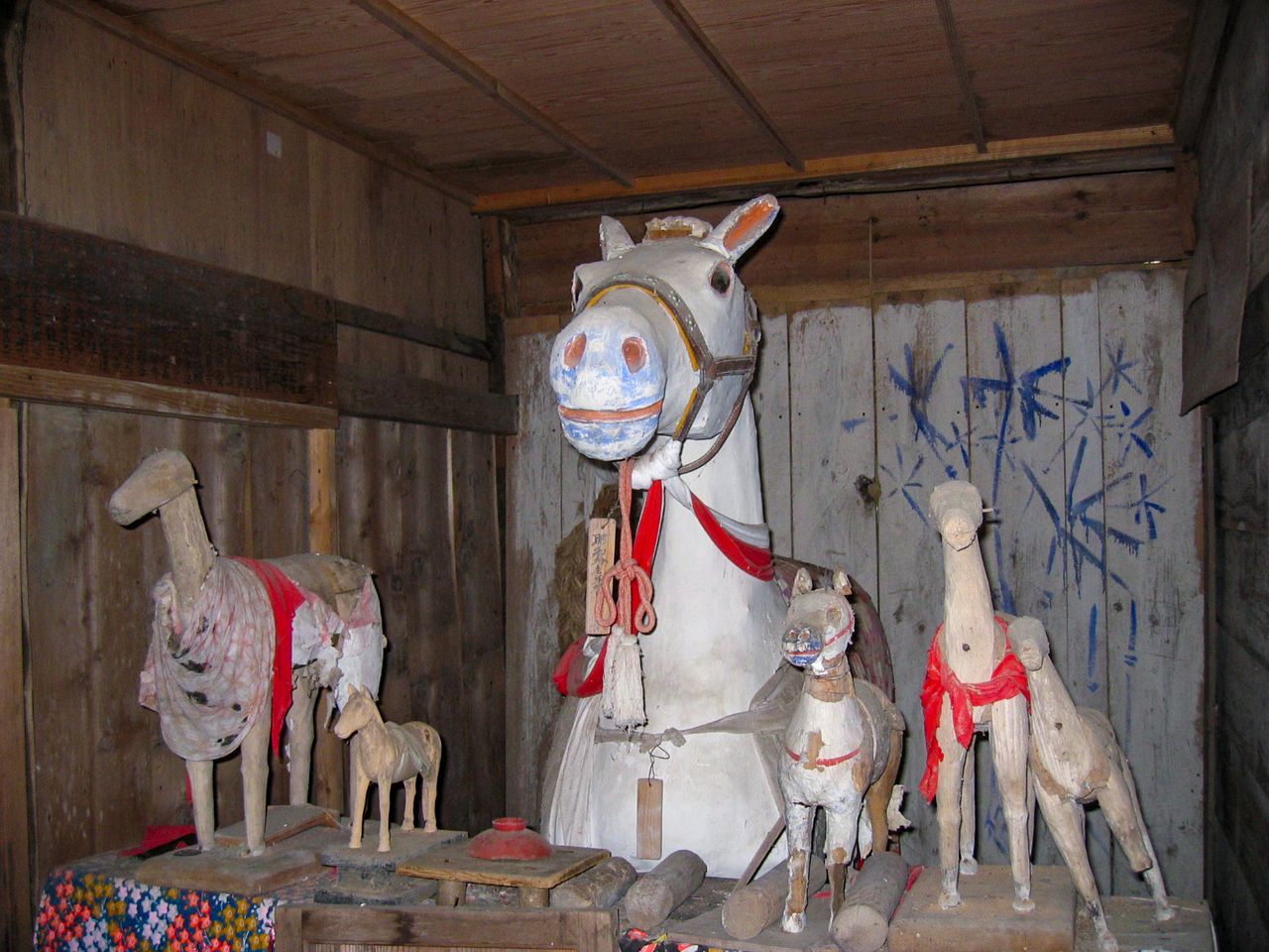 Des statues votives de chevaux au sanctuaire Arakawa Komagata (© Association de tourisme de Tôno)