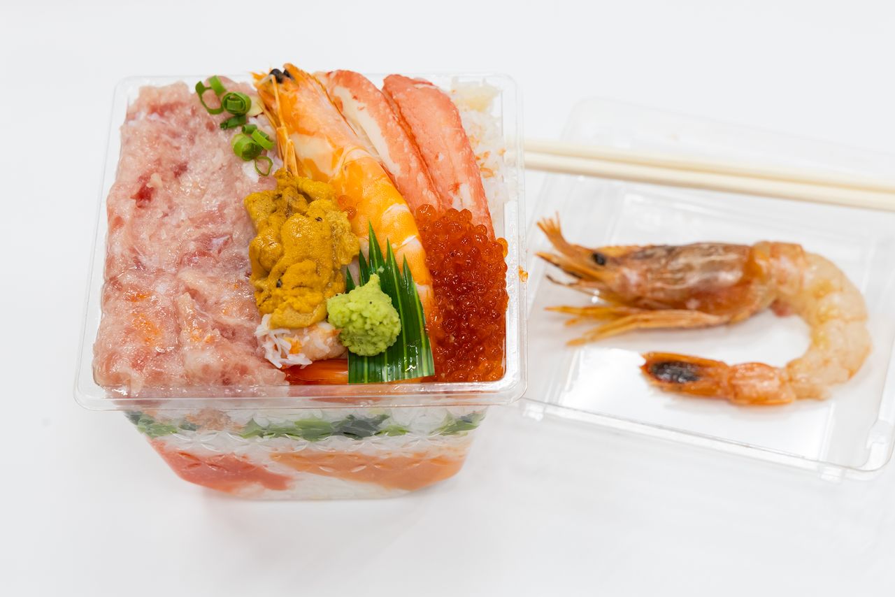 L’utilisation du couvercle est une bonne astuce pour déguster les garnitures ou même pour y verser la sauce soja. Ainsi, pas de risque que le tout se renverse si le train remue un peu ! (Nippon.com)