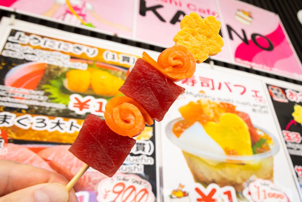 Cette brochette osashimi-kushi est l’idéal pour grignoter en se baladant. (Nippon.com)