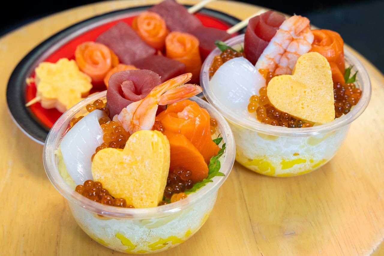 L’osashimi-kushi (500 yens) et le « parfait au sushi » en petite taille (600 yens) offrent un excellent rapport qualité-prix. (Nippon.com)