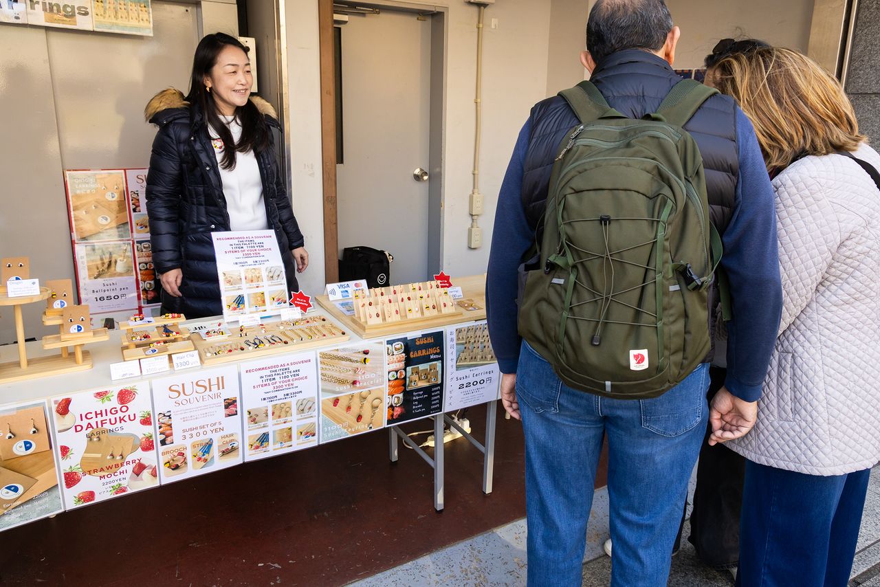 Yokaze Natsuko partage son amour du sushi avec les clients. (Nippon.com)