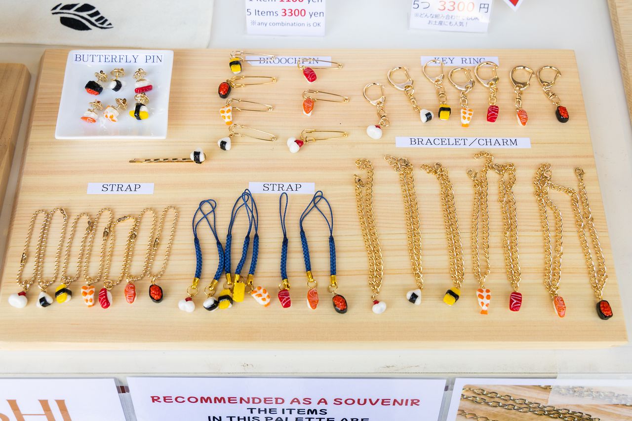 Les visiteurs n'hésitent pas à en acheter en quantité. (Nippon.com)