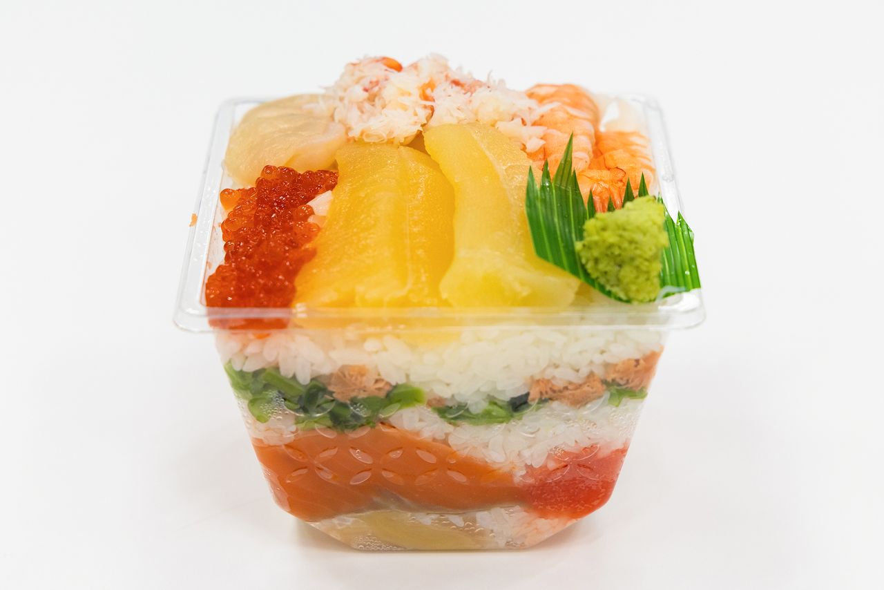 Le « Zeitaku Mille-feuille », garni généreusement d’œufs de hareng, continue également à bien se vendre. (Nippon.com)