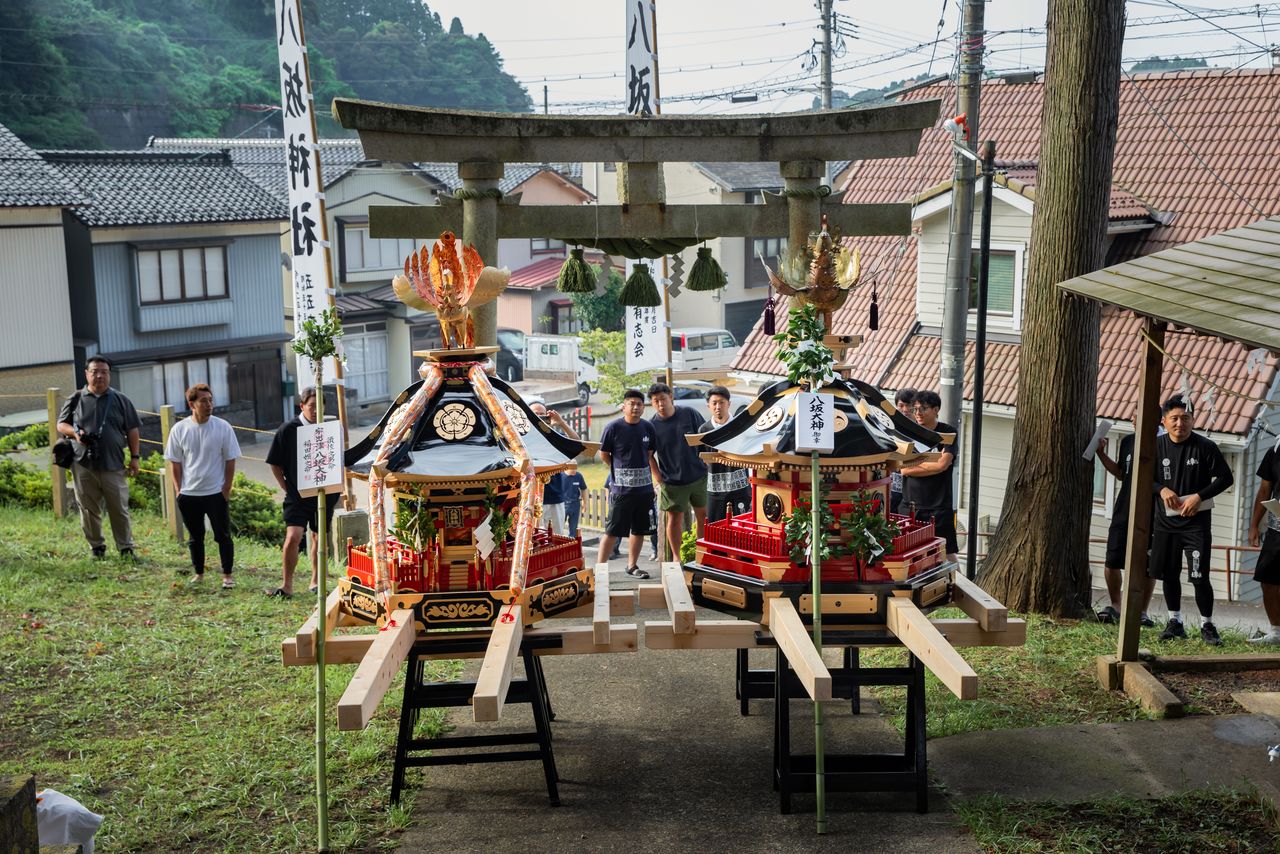 L'esprit de Susanoo est placé dans ces deux mikoshi. (© Haga Library)