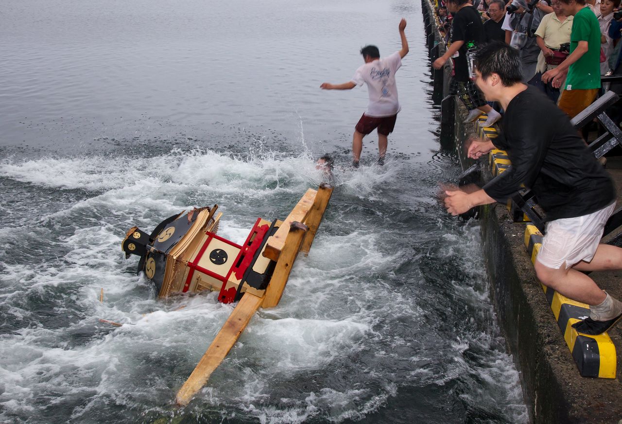 Jeter avec violence le mikoshi dans la mer réjouit la divinité. (© Haga Library)