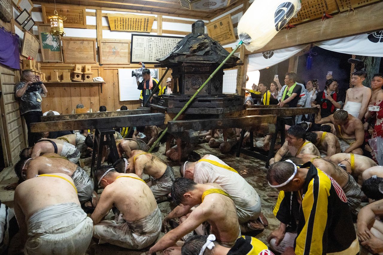Le retour d’un mikoshi au sanctuaire, tard dans la nuit. (© Haga Library)