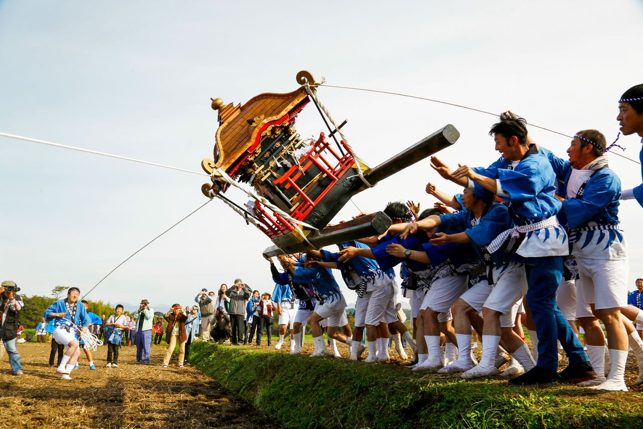 Le mikoshi est lancé au sol. (© Haga Library)