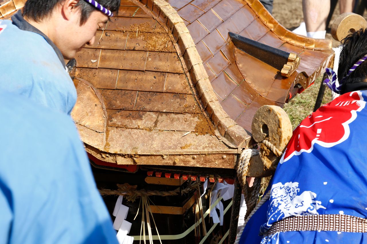 Plus le mikoshi est endommagé, plus la divinité et les gens se réjouissent. (© Haga Library)
