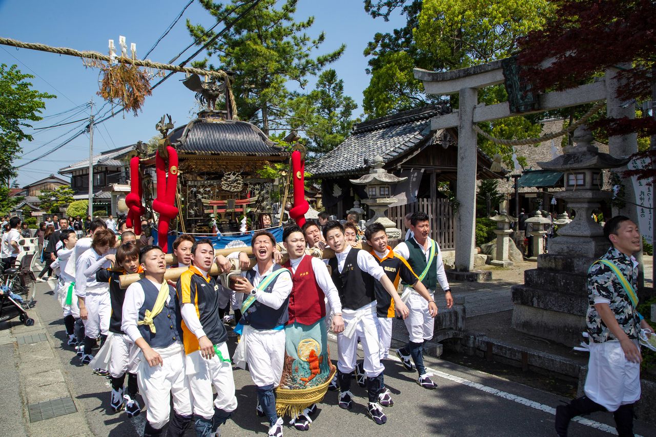Le mikoshi pèse plus de 500 kilos. (© Haga Library)
