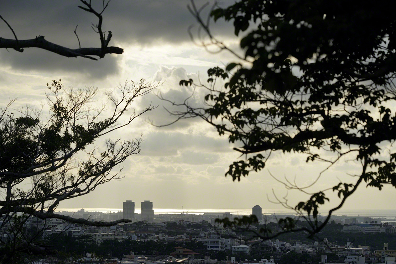 Vue des ruines du ch&acirc;teau d&rsquo;Urasoe (&copy;&nbsp;&Ocirc;saka Hiroshi)