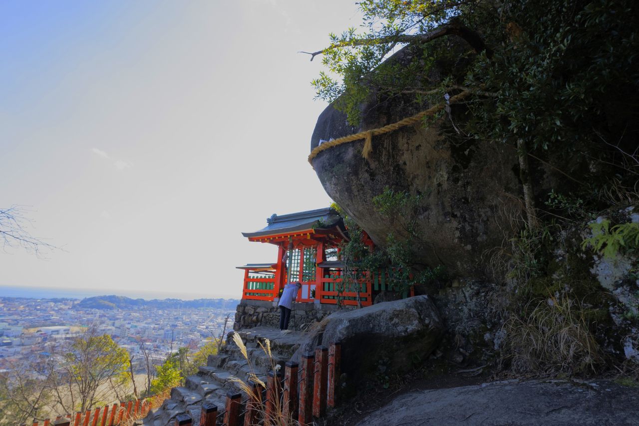 L’imposant rocher surplombant la ville de Shingû (© Ôsaka Hiroshi)
