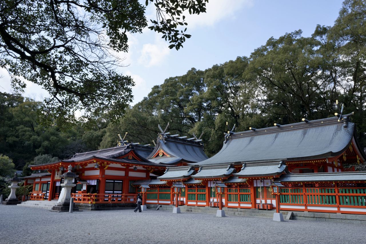 Kumano Hayatama Taisha, aussi connu sous le nom de Shingû, le « nouveau sanctuaire », car il fut édifié après le sanctuaire de Kamikura, considéré comme le site sacré originel de la région. (© Ôsaka Hiroshi)