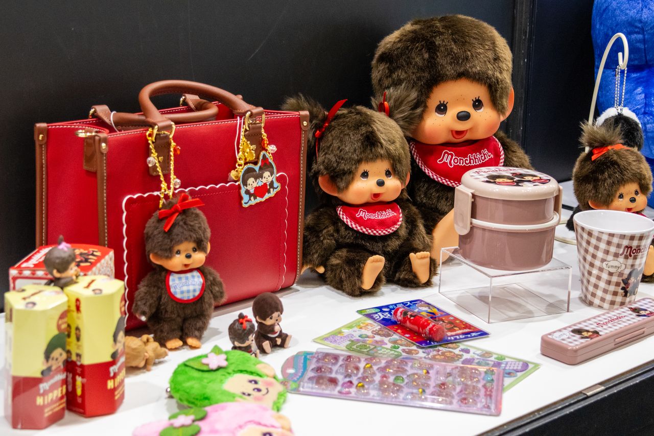 La mythique peluche Moncchichi et quelques produits dérivés, comme les autocollants « gonflés ».