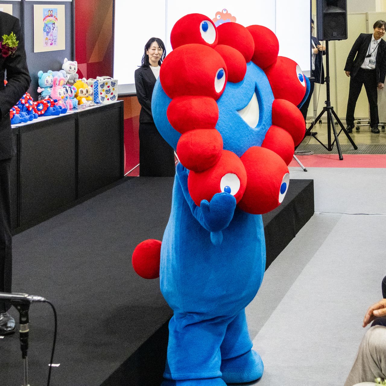 La mascotte Myaku-Myaku a permis aux produits de licence de l'Expo universelle d'Osaka de dépasser les 120 milliards de yens (650 millions d'euros) de bénéfices.