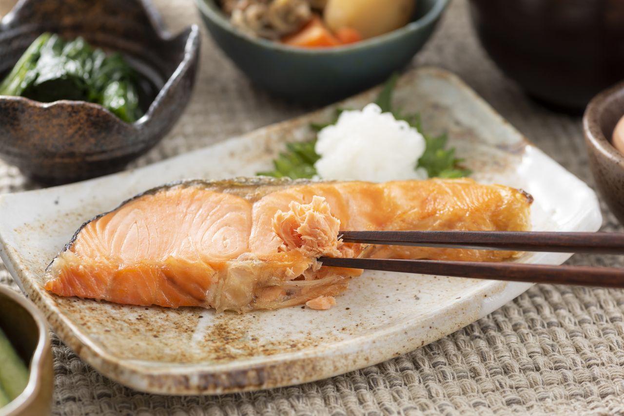 Les Japonais consomment traditionnellement le saumon sous forme de tronçons grillés. (Photo : Pixta) 
