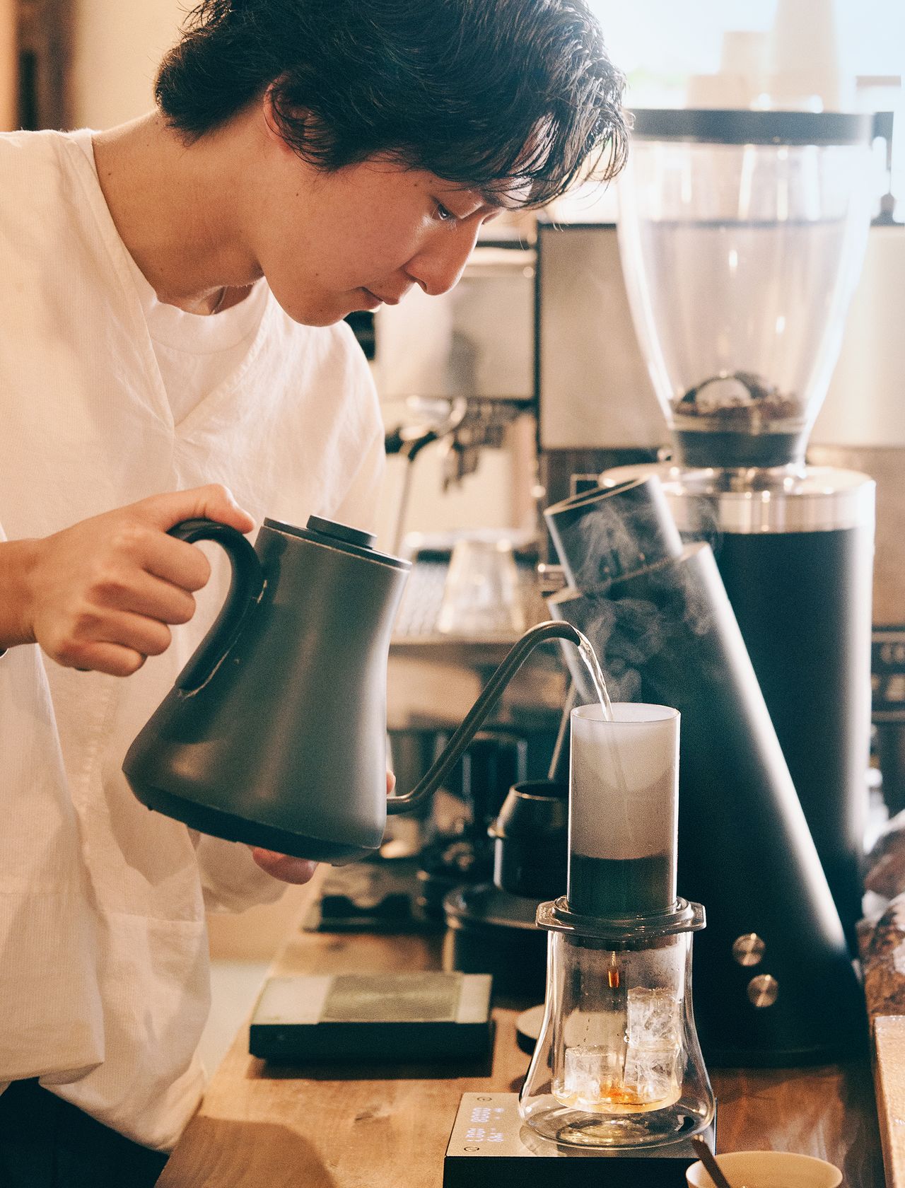 Préparation du café à l’AeroPress. Jusqu’à la dernière étape de son voyage, Sekine veille avec soin à offrir un café à la hauteur des grains qu’il utilise. (© Kawaguchi Yôko)