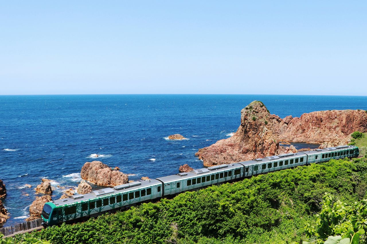 Un train JR Resort Shirakami Express serpente le long du littoral, entre les gares de Fukaura et Hiroto (avec l'aimable autorisation du bureau de la succursale de JR East Akita).