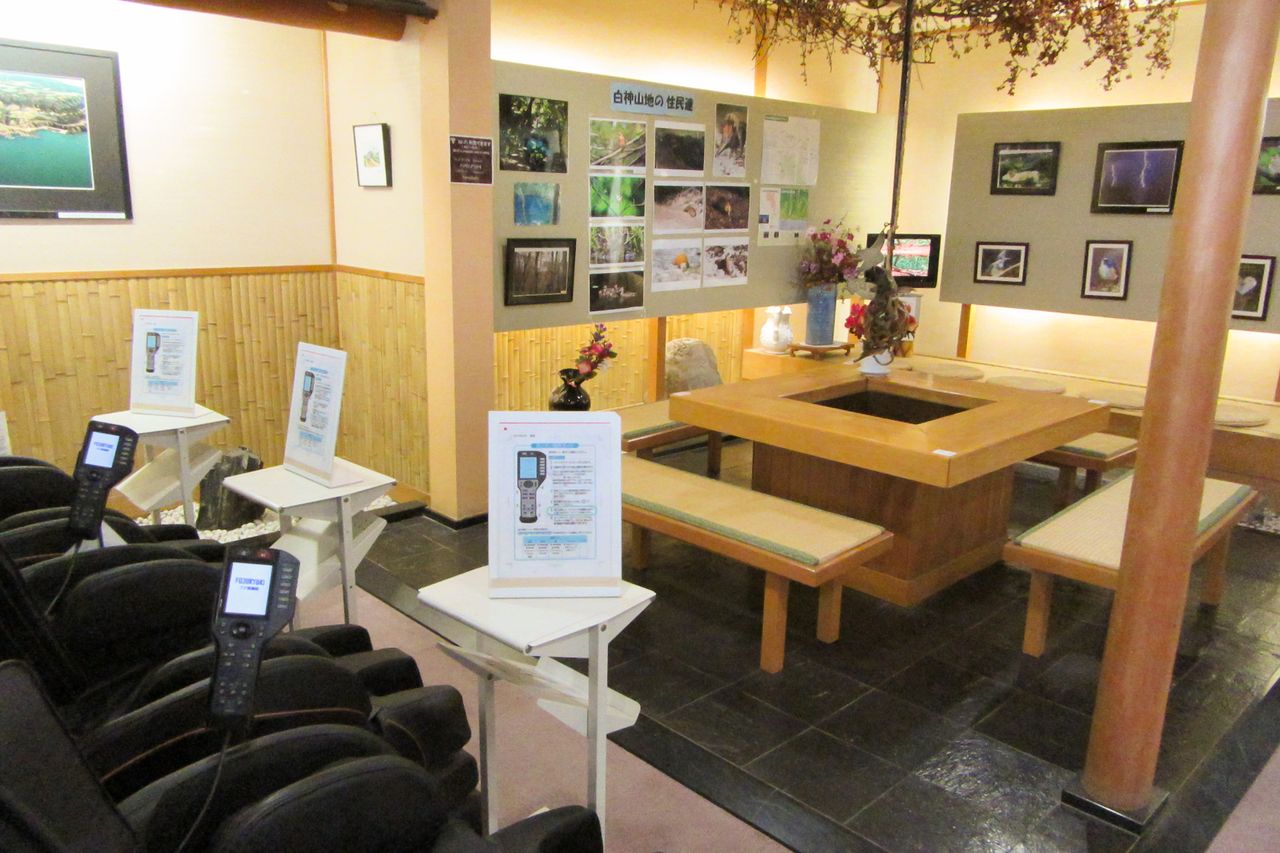 Espace détente après le bain : à votre disposition, fauteuils de massage, thé chaud et eau fraîche (avec l'aimable autorisation de la Koganezaki Furôfushi Onsen)