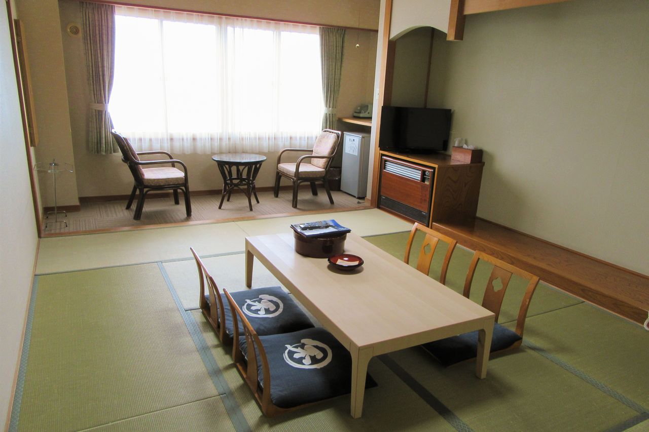 Calme et volupté : votre quiétude n’est troublée que par le bruit des vagues. De sobres chambres d'hôtes de style japonais, aménagées avec goût, vous attendent, idéales pour se détendre après un voyage (avec l'aimable autorisation du Koganezaki Furôfushi Onsen).
