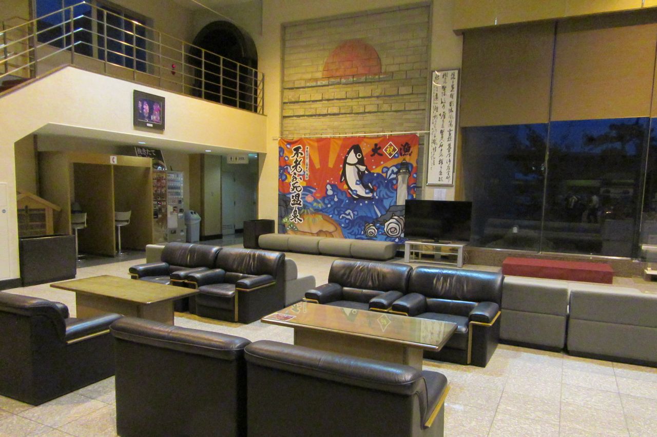 Le hall de l'hôtel. Tous les samedis, cette pièce spacieuse accueille une représentation de Tsugaru-jamisen (un style de musique au shamisen originaire de la préfecture d’Aomori) (avec l'aimable autorisation du Koganezaki Furôfushi Onsen)