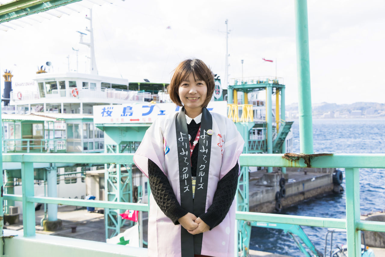 Masuyama Kaori, du département des navires de la ville de Kagoshima, recommande aux visiteurs de faire la croisière Yorimichi pour profiter de la beauté naturelle de la région à un rythme tranquille. 