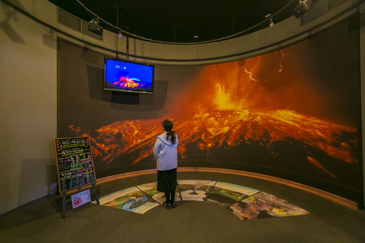 Le grand écran enveloppant et les effets sonores du centre d'accueil de Sakurajima recréent l'expérience d'une éruption réelle.