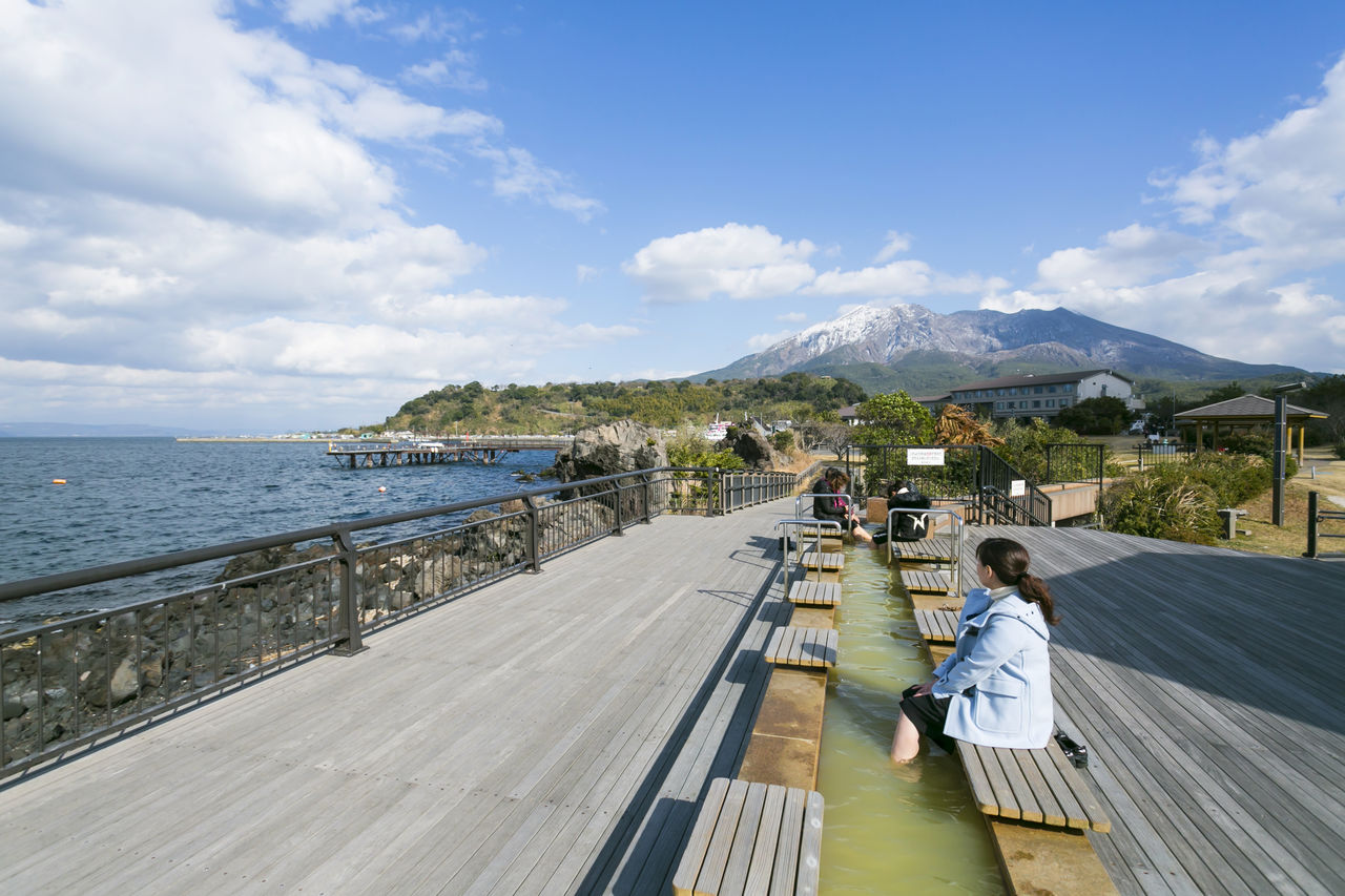 Le bain de pieds du parc Sakurajima Yôgan Nagisa se trouve juste à côté de la baie de Kagoshima.