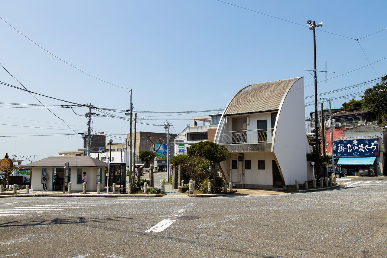 L'arrêt de bus du port de Misaki, situé en face du petit bâtiment à gauche, est entouré de restaurants spécialisés dans le thon. 