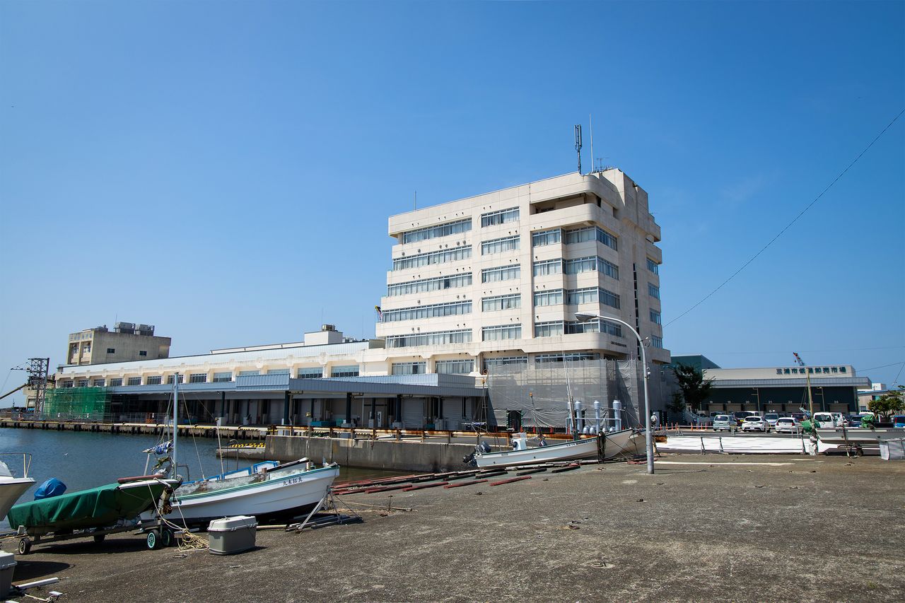 Le marché aux poissons de Misaki est à 5 minutes à pied de l'arrêt de bus Misakikô. Le bâtiment à l'extrême droite est l'installation frigorifique où se déroulent les enchères de thon. 