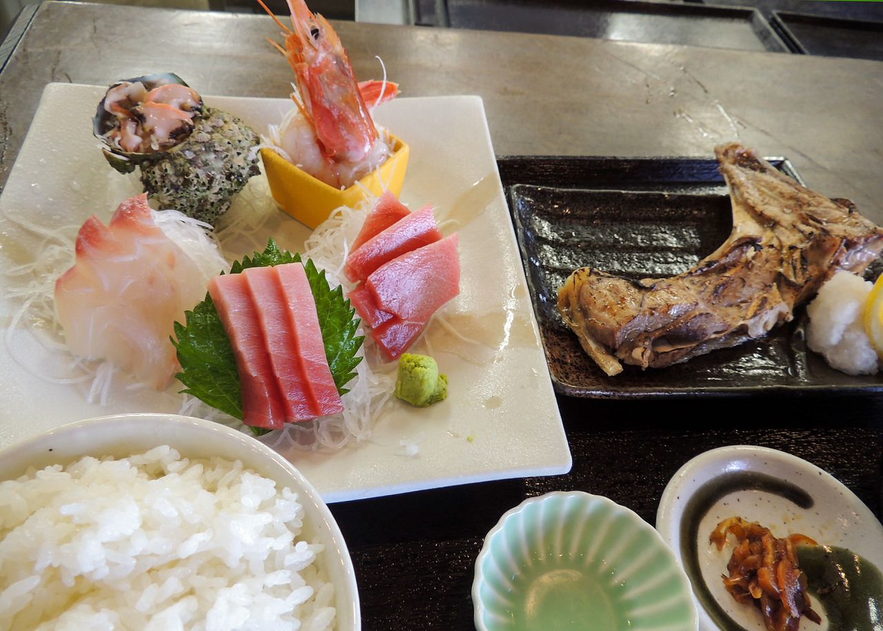 Le plat du jour du marché avec sashimi et poissons grillés. (Photo de l'auteur) 