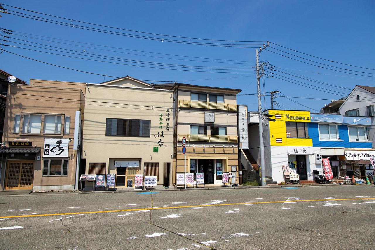 Des restaurants de thon bordent les rues de Misaki. 