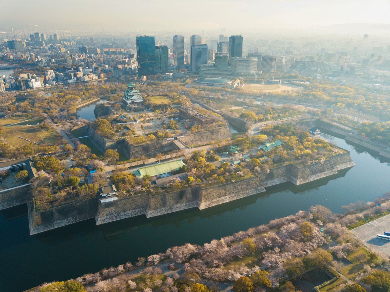 Le parc du château d'Osaka, centré sur le donjon principal