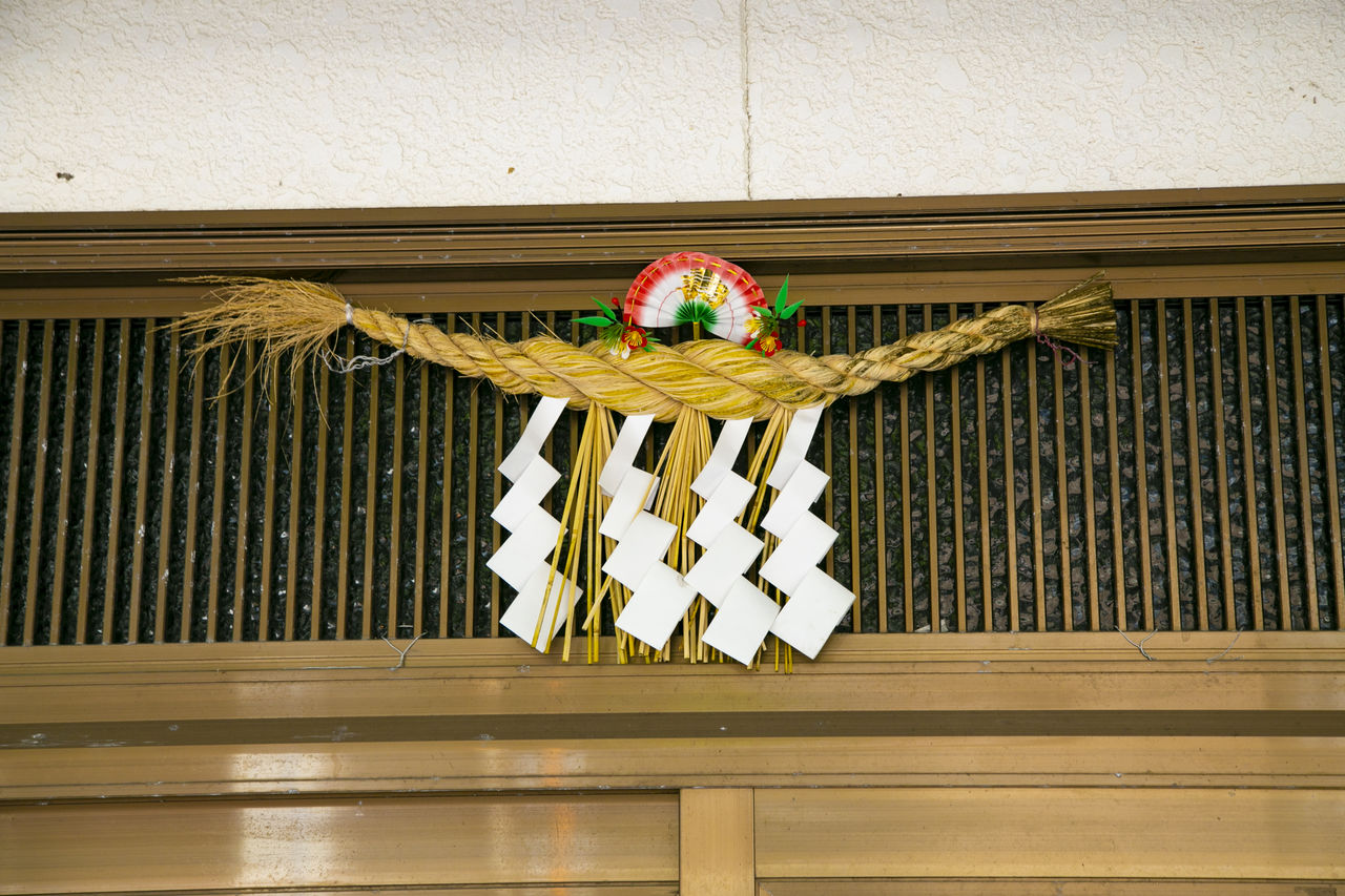 Les décorations du Nouvel An en corde de paille sacrée placées sur l’entrée des maisons étaient autrefois maintenues tout au long de l’année pour prouver qu’aucun chrétien caché n’y vivait. Cette pratique a été maintenue dans certaines zones d'Amakusa et Shimabara à Nagasaki. 