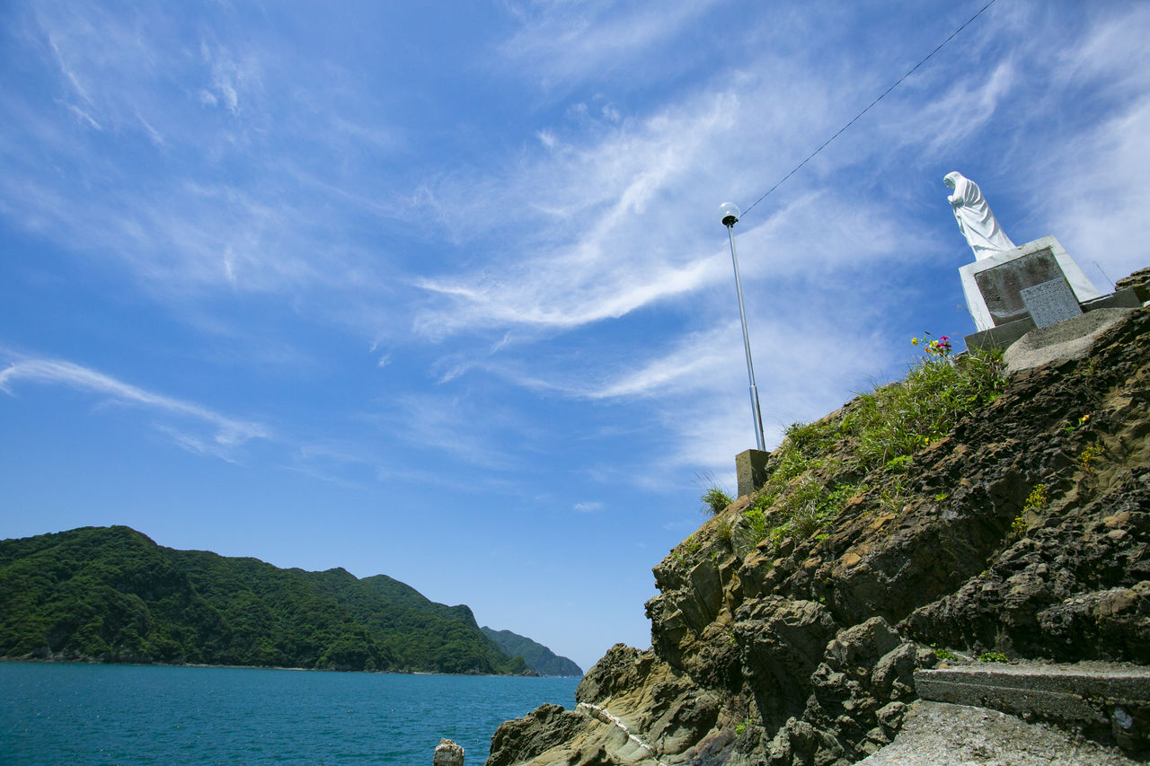 Une statue de Marie regarde la baie de Yôkaku. Les pêcheurs de Sakitsu prient toujours la statue de leur permettre de naviguer en toute sécurité avant de partir en expédition de pêche. 