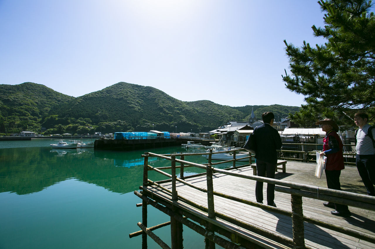 Un pont utilisé par les pêcheurs, appelé un kake, est l'une des caractéristiques uniques du paysage de Sakitsu. 