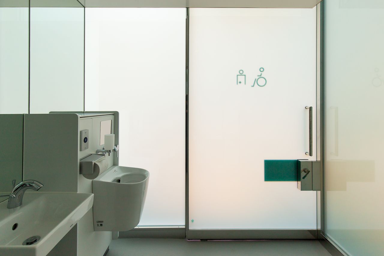 Dès que la porte est verrouillée, le verre s’opacifie et permet l’utilisation des toilettes en toute tranquillité d’esprit.